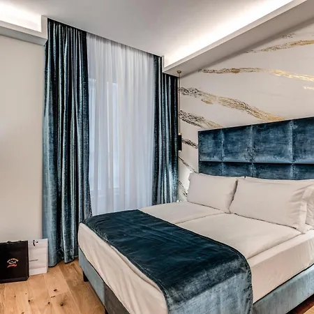 Palazzo Goldoni Condotti Collection רומא