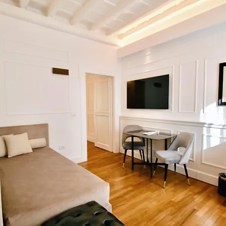 Palazzo Goldoni Condotti Collection רומא